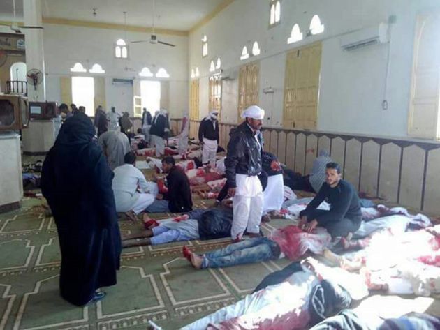 Varias personas permanecen junto a cuerpos sin vida en el interior una mezquita contra la que se ha perpetrado un ataque Varias personas permanecen junto a cuerpos sin vida en el interior una mezquita contra la que se ha perpetrado un ataque