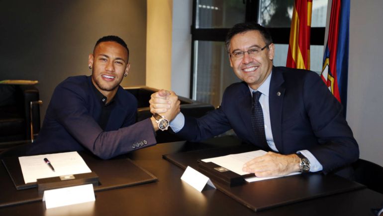 Neymar, junto a Bartomeu, firmando su última renovación. Neymar, junto a Bartomeu, firmando su última renovación.