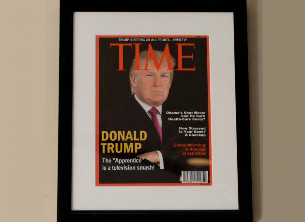 Imagen de la portada falsa (dice ser del 1 de marzo de 2009) colgada en las paredes de una de las propiedades de Trump en Miami Imagen de la portada falsa (dice ser del 1 de marzo de 2009) colgada en las paredes de una de las propiedades de Trump en Miami