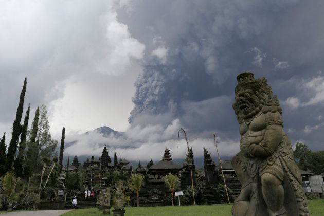 Imagen del Templo Besakih, en Bali con el Monte Agung de fondo Imagen del Templo Besakih, en Bali con el Monte Agung de fondo