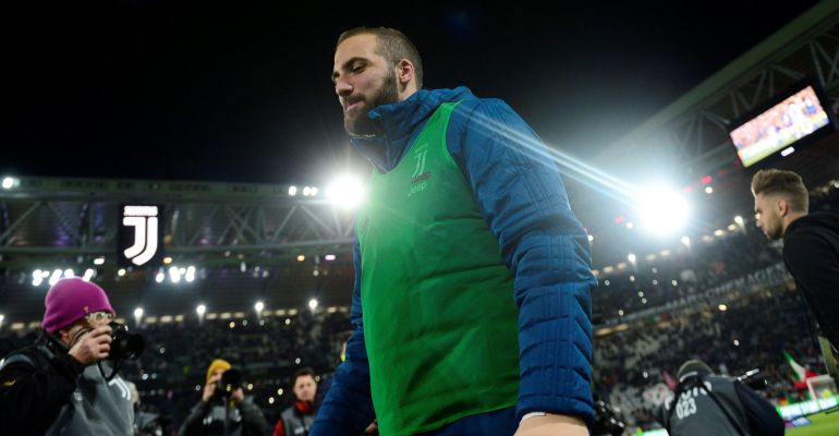 Gonzaño Higuaín, durante la previa de un partido Gonzaño Higuaín, durante la previa de un partido