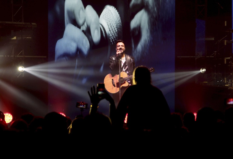 El cantante y compositor puertorriqueño Luis Fonsi durante un concierto en Riga (Letonia) El cantante y compositor puertorriqueño Luis Fonsi durante un concierto en Riga (Letonia)