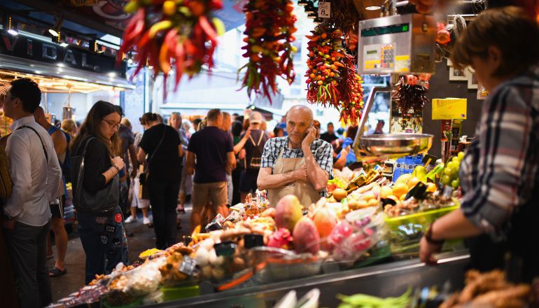 Compras diarias en el mercado en Barcelona. Compras diarias en el mercado en Barcelona.