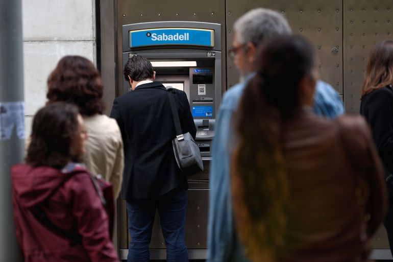 Usuarios de cajeros automáticos en Cataluña. Usuarios de cajeros automáticos en Cataluña.