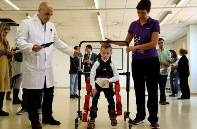 Jens, un niño de 5 años, usa el primer y único exoesqueleto pediátrico portable del mundo, desarrollado por dos empresas españolas y el CSIC. Jens, un niño de 5 años, usa el primer y único exoesqueleto pediátrico portable del mundo, desarrollado por dos empresas españolas y el CSIC.
