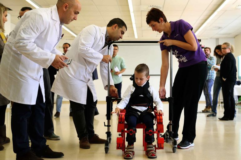 Jens, un niño de 5 años, usa el primer y único exoesqueleto pediátrico portable del mundo, desarrollado por dos empresas españolas y el CSIC. Jens, un niño de 5 años, usa el primer y único exoesqueleto pediátrico portable del mundo, desarrollado por dos empresas españolas y el CSIC.