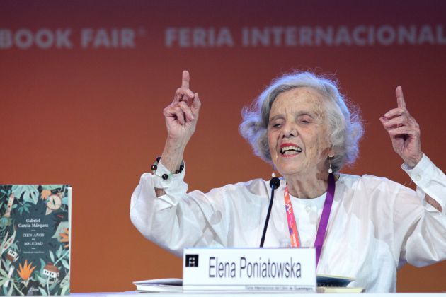 La escritora Elena Poniatowska habla durante la celebración del 50 aniversario del libro "Cien años de soledad", del escritor colombiano Gabriel García Márquez, en el marco de la trigésimo primera edición de la Feria Internacional del Libro (FIL). La escritora Elena Poniatowska habla durante la celebración del 50 aniversario del libro "Cien años de soledad", del escritor colombiano Gabriel García Márquez, en el marco de la trigésimo primera edición de la Feria Internacional del Libro (FIL).