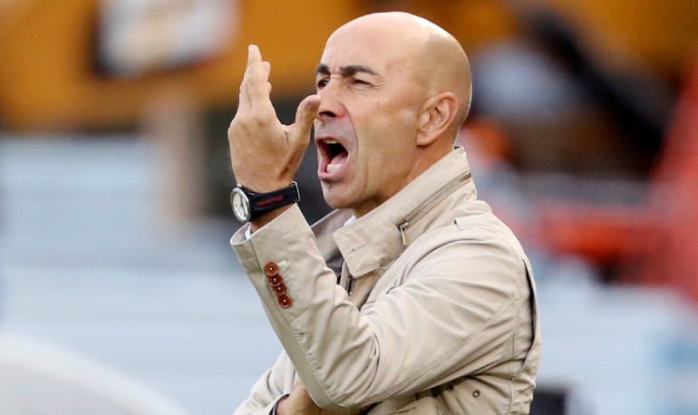 El entrenador de Las Palmas, Pako Ayestarán, da indicaciones a sus jugadores durante el partido ante la Real Sociedad El entrenador de Las Palmas, Pako Ayestarán, da indicaciones a sus jugadores durante el partido ante la Real Sociedad
