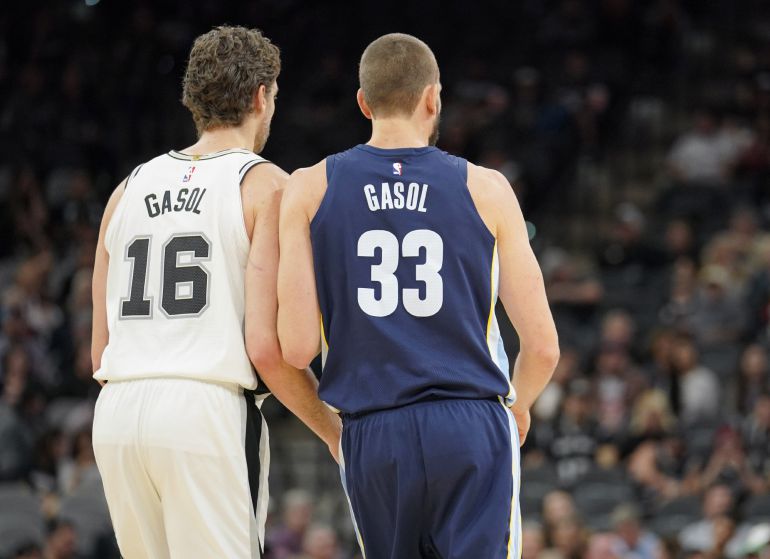 Pau y Marc, durante el partido entre San Antonio y Memphis Pau y Marc, durante el partido entre San Antonio y Memphis