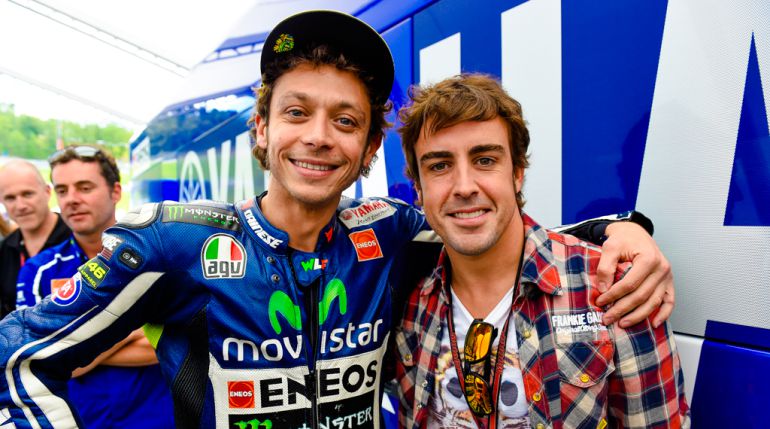 Valentino Rossi y Fernando Alonso durante un Gran Premio de MotoGP Valentino Rossi y Fernando Alonso durante un Gran Premio de MotoGP