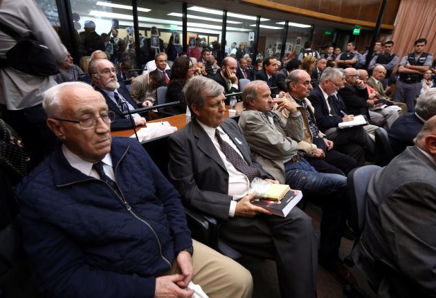 Jorge Acosta, Alfredo Astiz y otros miembros de la armada argentina durante la dictadura enjuiciados por los 'vuelos de la muerte'. Jorge Acosta, Alfredo Astiz y otros miembros de la armada argentina durante la dictadura enjuiciados por los 'vuelos de la muerte'.
