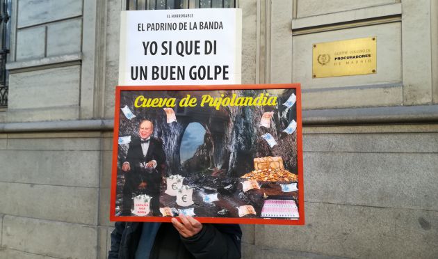 Un hombre con una pancarta el viernes en el Supremo Un hombre con una pancarta el viernes en el Supremo