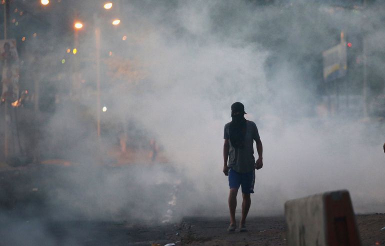 Un partidario del candidato Salvador Nasralla camina por una calle de Villanueva, Tegucigalpa durante las protestas por el fraude electoral Un partidario del candidato Salvador Nasralla camina por una calle de Villanueva, Tegucigalpa durante las protestas por el fraude electoral