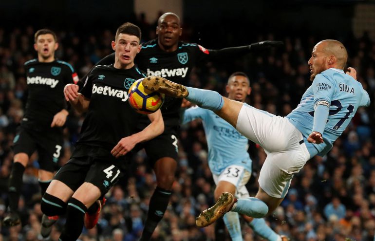 David Silva remata para marcar el gol de la victoria David Silva remata para marcar el gol de la victoria
