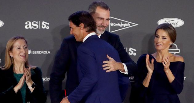El rey Felipe, acompañado por la reina Letizia y por la presidenta del Congreso Ana Pastor, abraza al tenista Rafa Nadal tras entregarle el Premio AS durante la celebración del 50 aniversario del diario deportivo AS El rey Felipe, acompañado por la reina Letizia y por la presidenta del Congreso Ana Pastor, abraza al tenista Rafa Nadal tras entregarle el Premio AS durante la celebración del 50 aniversario del diario deportivo AS
