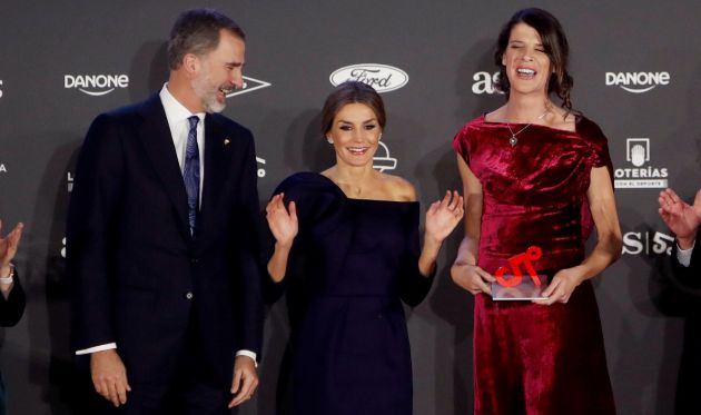 Los reyes don Felipe y doña Letizia entregan el Premio AS a la atleta Ruth Beitia durante la celebración del 50 aniversario del diario deportivo AS Los reyes don Felipe y doña Letizia entregan el Premio AS a la atleta Ruth Beitia durante la celebración del 50 aniversario del diario deportivo AS