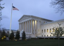 El Supremo de EEUU permite la entrada en vigor por completo del veto migratorio de Trump