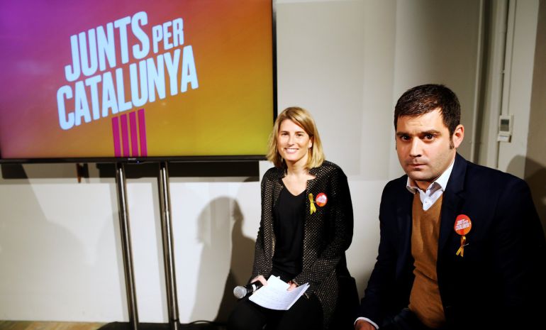 La directora de campaña de Junts per Catalunya, Elsa Artadi, y el responsable de imagen y creatividad de la misma, Ramon Maria Piqué, han presentado la imagen y el lema de la candidatura de cara a las elecciones del 21D. La directora de campaña de Junts per Catalunya, Elsa Artadi, y el responsable de imagen y creatividad de la misma, Ramon Maria Piqué, han presentado la imagen y el lema de la candidatura de cara a las elecciones del 21D.
