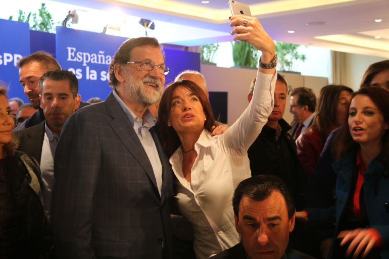 Mariano Rajoy se hace una fotografía junto a una simpatizando en Mataró.
Mariano Rajoy se hace una fotografía junto a una simpatizando en Mataró.