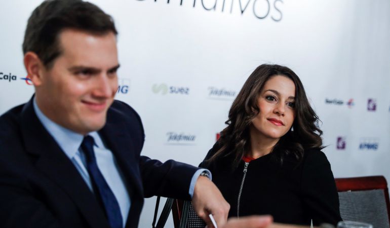 El líder de Ciudadanos, Albert Rivera, junto a la cabeza de lista de Ciudadanos para las elecciones del 21-D en Cataluña, Inés Arrimadas, durante la presentación del desayuno informativo de hoy en Madrid. El líder de Ciudadanos, Albert Rivera, junto a la cabeza de lista de Ciudadanos para las elecciones del 21-D en Cataluña, Inés Arrimadas, durante la presentación del desayuno informativo de hoy en Madrid.