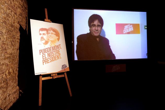 Carteles electorales de los candidatos de Junts per Catalunya durante la inauguración de la sede de campaña de la coalición electoral independentista catalana, en la que su cabeza de lista, Carles Puigdemont, huido de la justicia en Bélgica, se ha dirigido por videoconferencia a los asistentes al acto. Carteles electorales de los candidatos de Junts per Catalunya durante la inauguración de la sede de campaña de la coalición electoral independentista catalana, en la que su cabeza de lista, Carles Puigdemont, huido de la justicia en Bélgica, se ha dirigido por videoconferencia a los asistentes al acto.