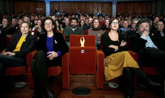 La secretaria general de ERC y número dos en la lista, Marta Rovira, la presidenta del Parlament y número cuatro de la lista, Carme Forcadell, y los candidatos Jenn Díaz y Antoni Castellà, junto a un asiento vacío dedicado al exvicepresidente de la Generalitat encarcelado, Oriol Junqueras. La secretaria general de ERC y número dos en la lista, Marta Rovira, la presidenta del Parlament y número cuatro de la lista, Carme Forcadell, y los candidatos Jenn Díaz y Antoni Castellà, junto a un asiento vacío dedicado al exvicepresidente de la Generalitat encarcelado, Oriol Junqueras.