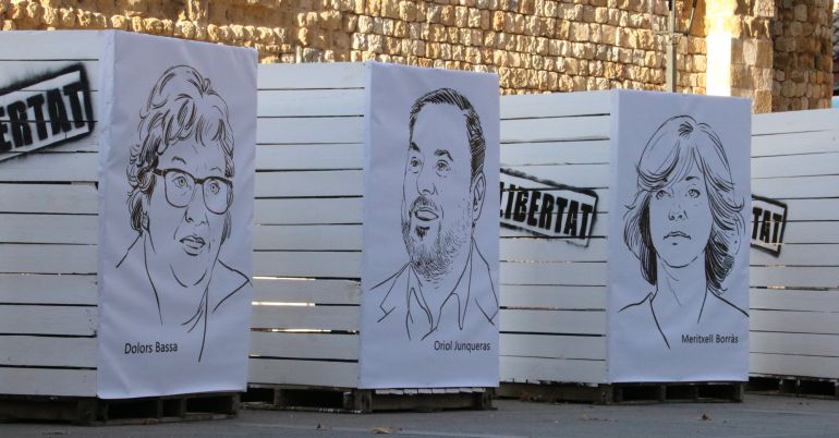 Les escultures amb les cares dels consellers destituïts Dolors Bassa, Oriol Junqueras i Meritxell Borràs Les escultures amb les cares dels consellers destituïts Dolors Bassa, Oriol Junqueras i Meritxell Borràs
