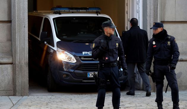 Un furgón policial entra marcha atrás en el Tribunal Supremo Un furgón policial entra marcha atrás en el Tribunal Supremo