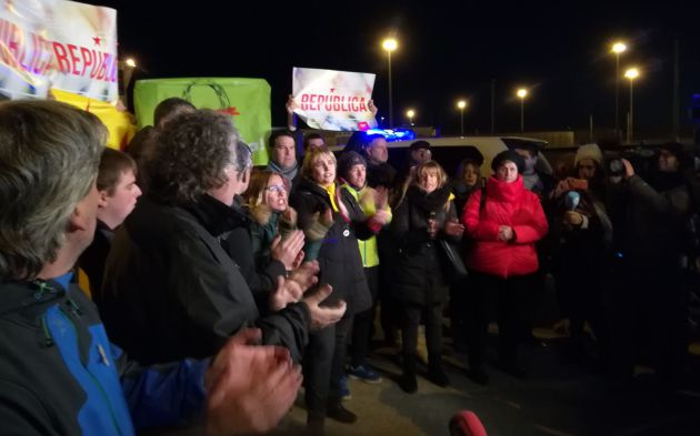 Joan Tardà y medio centenar de personas tras la salida de los exconsellers Joan Tardà y medio centenar de personas tras la salida de los exconsellers