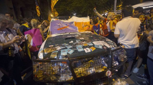 Vehículo de la Guardia Civil vandalizado durante las protestas Vehículo de la Guardia Civil vandalizado durante las protestas