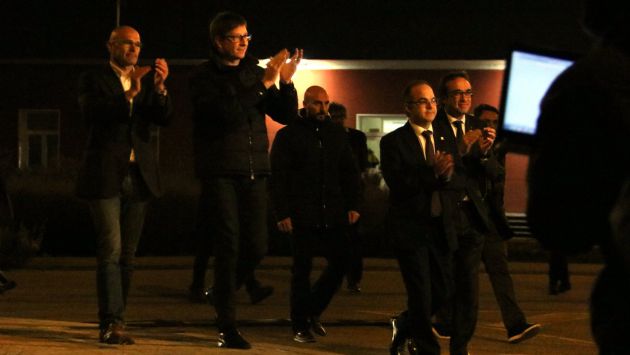 Romeva, Mundó, Rull i Turull amb les mans enlaire agraint el suport en el moment de sortir de la presó d'Estremera, el 4 de desembre de 2017. (Horitzontal) Romeva, Mundó, Rull i Turull amb les mans enlaire agraint el suport en el moment de sortir de la presó d'Estremera, el 4 de desembre de 2017. (Horitzontal)