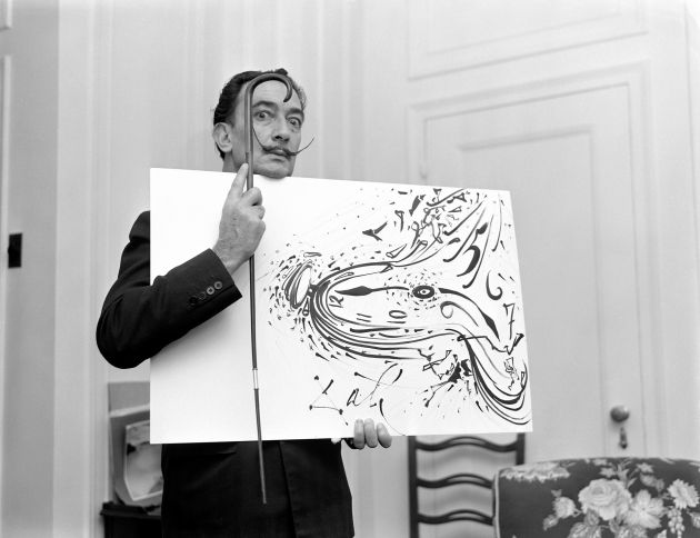 Salvador Dali enseña una de sus obras. Salvador Dali enseña una de sus obras.