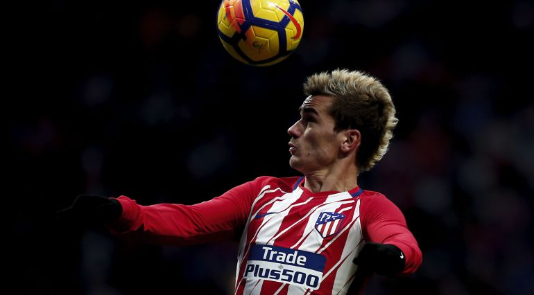 Griezmann intenta controlar un balón Griezmann intenta controlar un balón