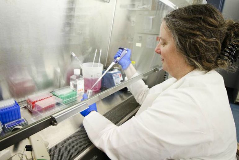 Una investigadora de la Universidad de Saint Louis, en Estados Unidos, trabaja con la primera vacuna contra el virus del Zika que ha demostrado su eficacia en seres humanos. Una investigadora de la Universidad de Saint Louis, en Estados Unidos, trabaja con la primera vacuna contra el virus del Zika que ha demostrado su eficacia en seres humanos.