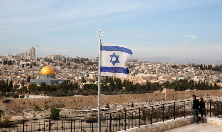Visitantes observan el antiguo cementerio judío en el Monte de los Olivos en la ciudad vieja de Jerusalén. Visitantes observan el antiguo cementerio judío en el Monte de los Olivos en la ciudad vieja de Jerusalén.