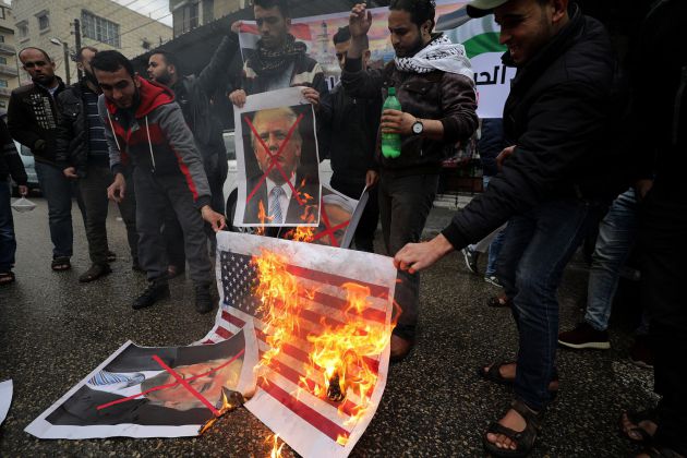 Varios palestinos queman una bandera estadounidense y de israel, e imágenes del presidente de EE.UU., Donald Trump, y del primer ministro israelí Benjamin Netanyahu Varios palestinos queman una bandera estadounidense y de israel, e imágenes del presidente de EE.UU., Donald Trump, y del primer ministro israelí Benjamin Netanyahu