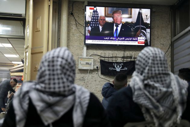 Palestinos ven por televisión el discurso de Trump Palestinos ven por televisión el discurso de Trump