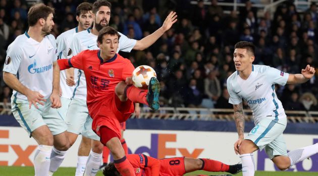 Oyarzabal trata de controlar el balón ante varios jugadores del Zenit Oyarzabal trata de controlar el balón ante varios jugadores del Zenit