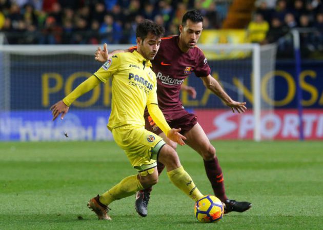 Trigueros protege el balón ante la presión de Busquets Trigueros protege el balón ante la presión de Busquets