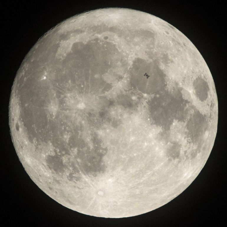 Imagen de la Luna, el satélite de la Tierra al que han conseguido llegar siete misiones del proyecto Apolo de la NASA, la última en diciembre de 1972.
Imagen de la Luna, el satélite de la Tierra al que han conseguido llegar siete misiones del proyecto Apolo de la NASA, la última en diciembre de 1972.