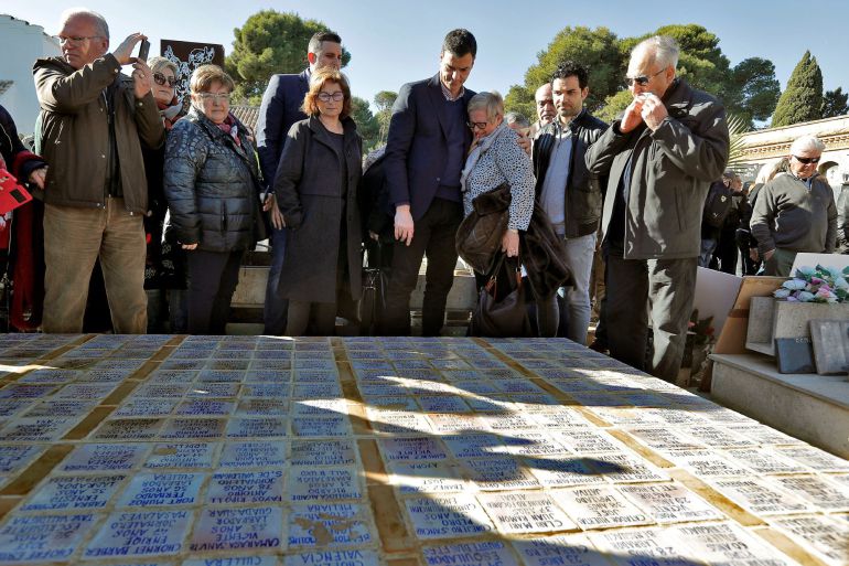 El secretario general del PSOE, Pedro Sánchez (c), ante una de las fosas comunes que hay en el cementerio de Paterna (Valencia) El secretario general del PSOE, Pedro Sánchez (c), ante una de las fosas comunes que hay en el cementerio de Paterna (Valencia)