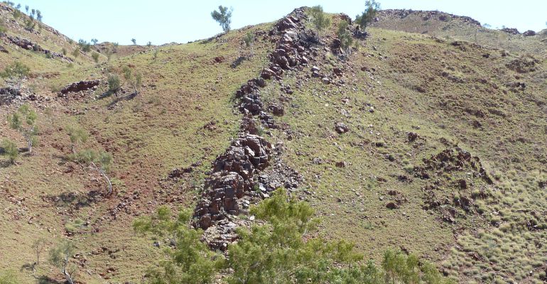 Estos microfósiles han sido encontrados en una muestra de roca hallada en una formación rocosa situada en el oeste de Australia y que forma uno de lo depósitos más antiguos y mejor conservados del mundo. Estos microfósiles han sido encontrados en una muestra de roca hallada en una formación rocosa situada en el oeste de Australia y que forma uno de lo depósitos más antiguos y mejor conservados del mundo.