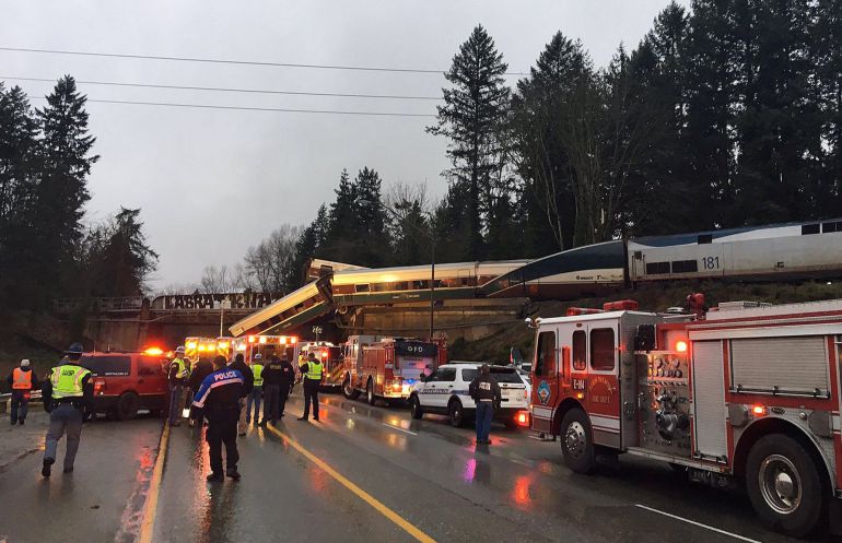 Imagen facilitada por Washington State Patrol (WSP) que muestra a un tren Amtrack 501 tras descarrilar y caer sobre la autopista interestatal 5 cerca de Olympia, en el estado de Washington Imagen facilitada por Washington State Patrol (WSP) que muestra a un tren Amtrack 501 tras descarrilar y caer sobre la autopista interestatal 5 cerca de Olympia, en el estado de Washington