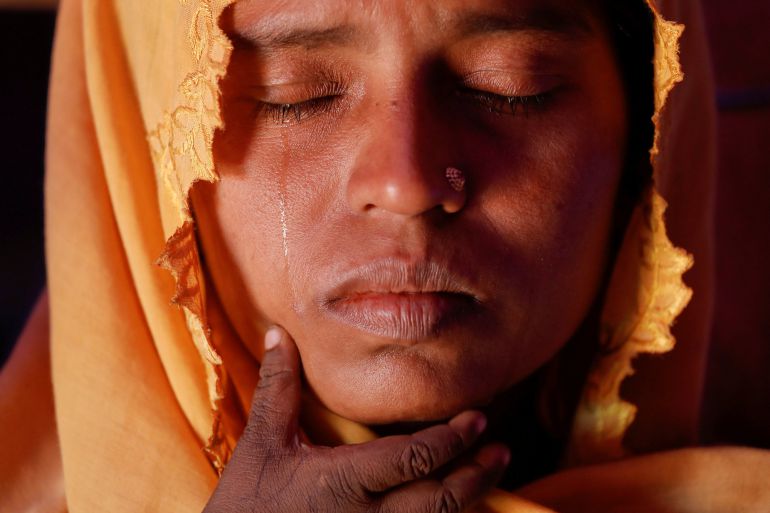 Rashida llora mientras sujeta a su hijo en el campo para viudas y huérfanos cerca de Cox's Bazar. Rashida llora mientras sujeta a su hijo en el campo para viudas y huérfanos cerca de Cox's Bazar.