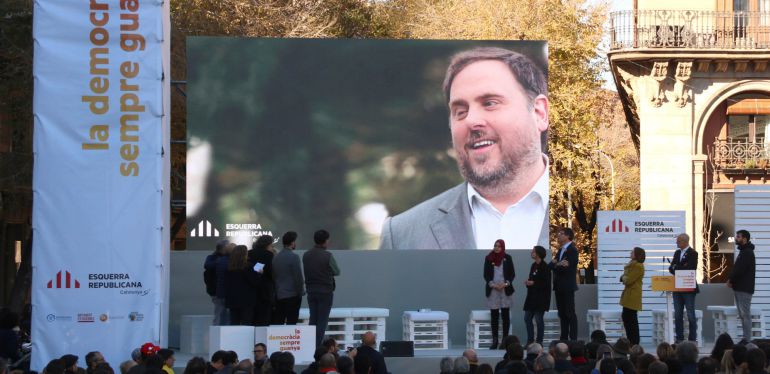 Pla general del míting central d'ERC en la campanya del 21-D, amb una foto gegant d'Oriol Junqueras projectada a l'escenari. Imatge del 16 de desembre de 2017 (horitzontal) Pla general del míting central d'ERC en la campanya del 21-D, amb una foto gegant d'Oriol Junqueras projectada a l'escenari. Imatge del 16 de desembre de 2017 (horitzontal)