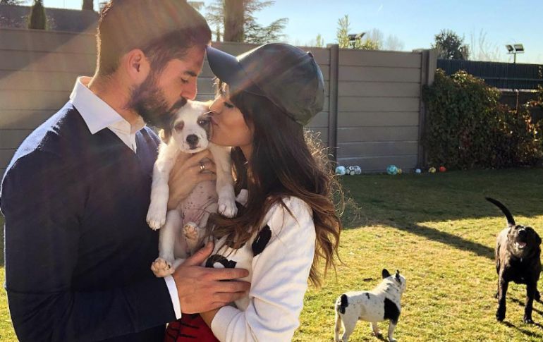 Isco y Sara Sálamo besan a un cachorro Isco y Sara Sálamo besan a un cachorro