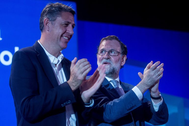 El presidente del Gobierno, Mariano Rajoy, y el candidato del PPC a la presidencia de la Generalitat, Xavier García Albiol, intervienen en el acto de cierre de campaña de los populares en Barcelona. El presidente del Gobierno, Mariano Rajoy, y el candidato del PPC a la presidencia de la Generalitat, Xavier García Albiol, intervienen en el acto de cierre de campaña de los populares en Barcelona.