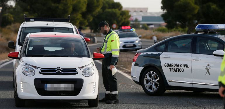 Un agente de la Guardia Civil da el alto a un vehículo en un control de tráfico realizado en Elche (Alicante). Un agente de la Guardia Civil da el alto a un vehículo en un control de tráfico realizado en Elche (Alicante).