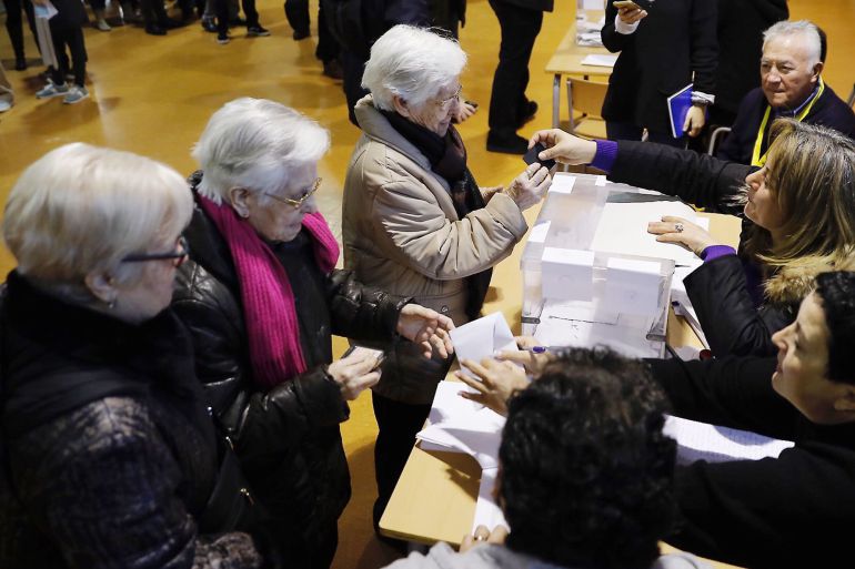 Tres hermanas ancianas acuden juntas a votar en la Escola Pere IV de la ciudad condal Tres hermanas ancianas acuden juntas a votar en la Escola Pere IV de la ciudad condal