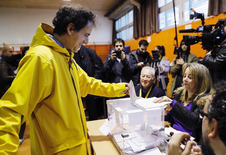 Un hombre vota vestido de amarillo- color elegido en solidaridad con Jordi Sànchez y Jordi Cuixart-, en el momento de votar en la Escola Pere IV de la ciudad condal. Un hombre vota vestido de amarillo- color elegido en solidaridad con Jordi Sànchez y Jordi Cuixart-, en el momento de votar en la Escola Pere IV de la ciudad condal.